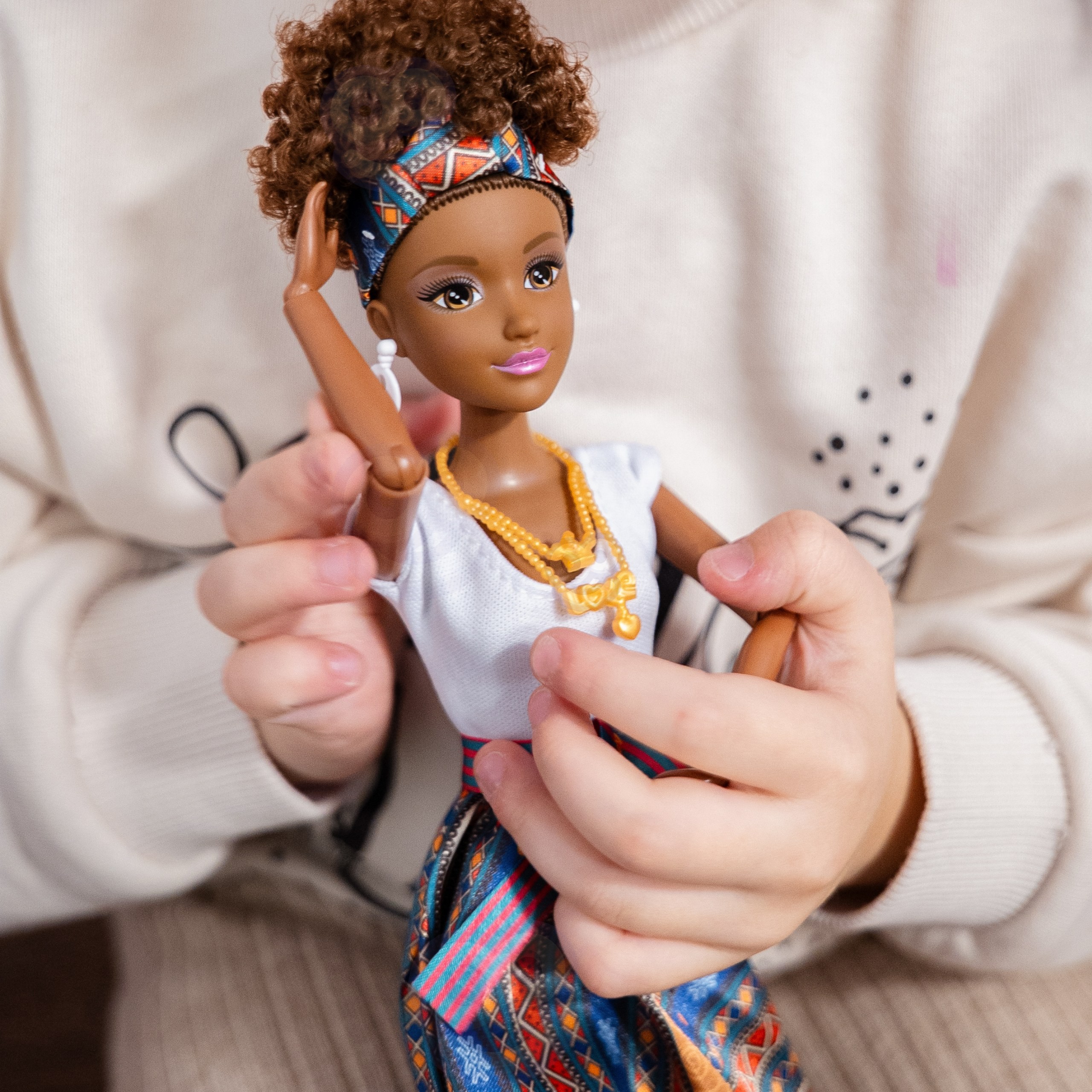 WOOPIE ROYAL Lili Mulatto Doll in an Elegant Dress - Slika 2