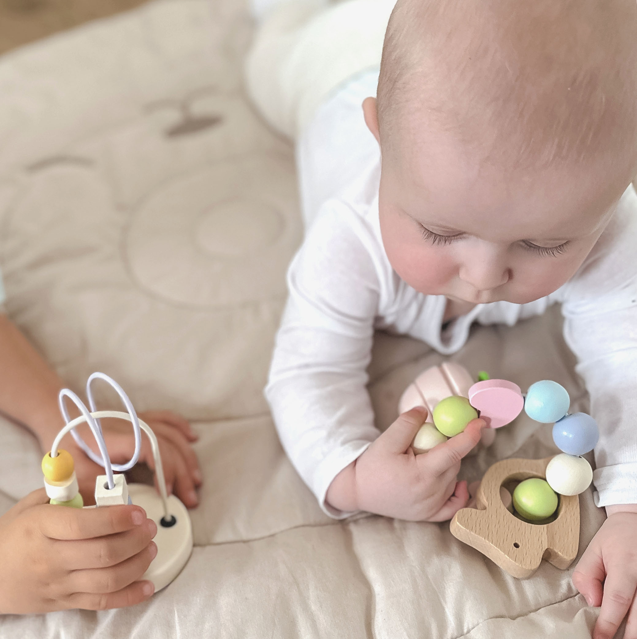 CLASSIC WORLD Pastel Motor Set for Babies Box First Toys from Birth - Slika 5
