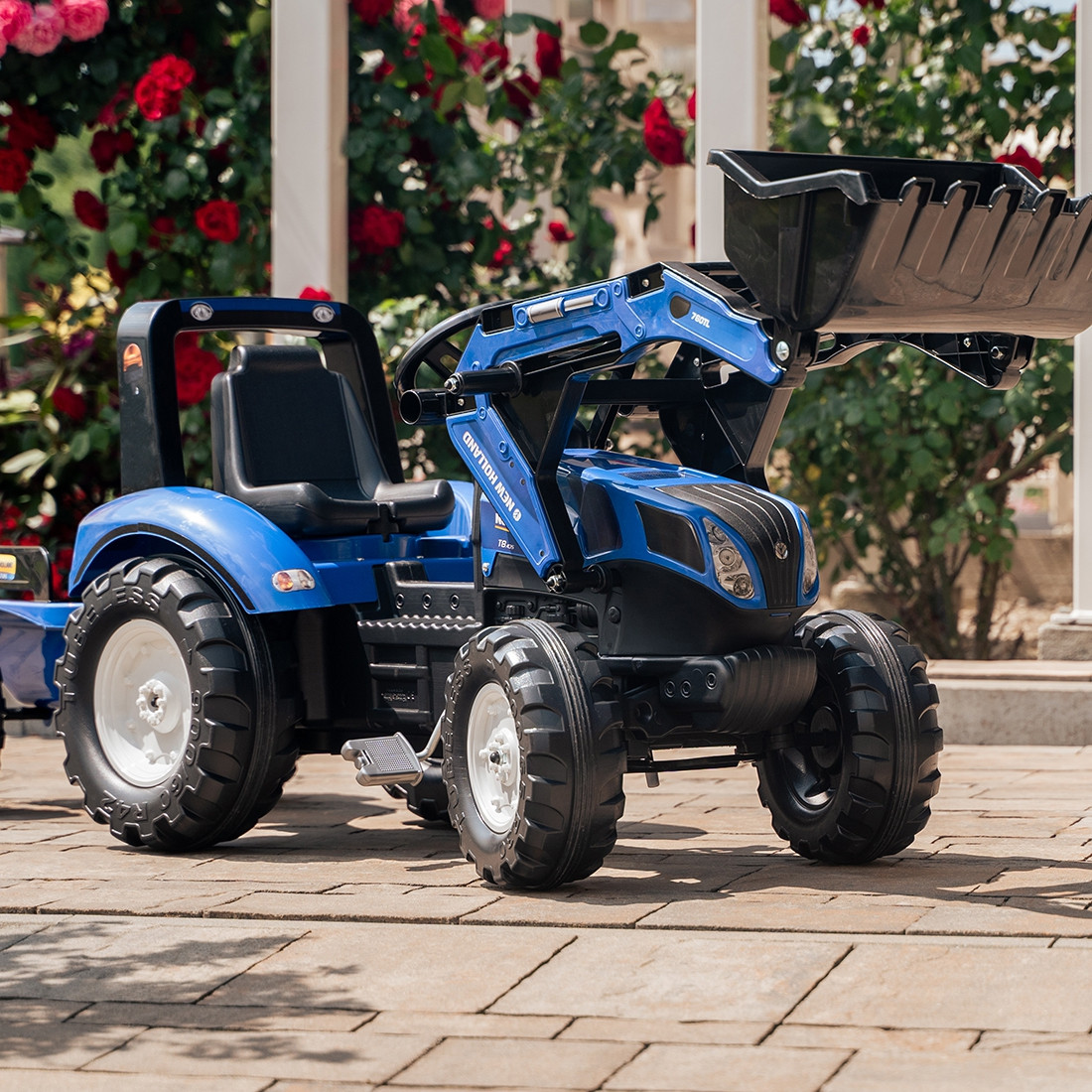 FALK New Holland T8 Pedal Tractor with Bucket and Trailer 3-7 years - Slika 5