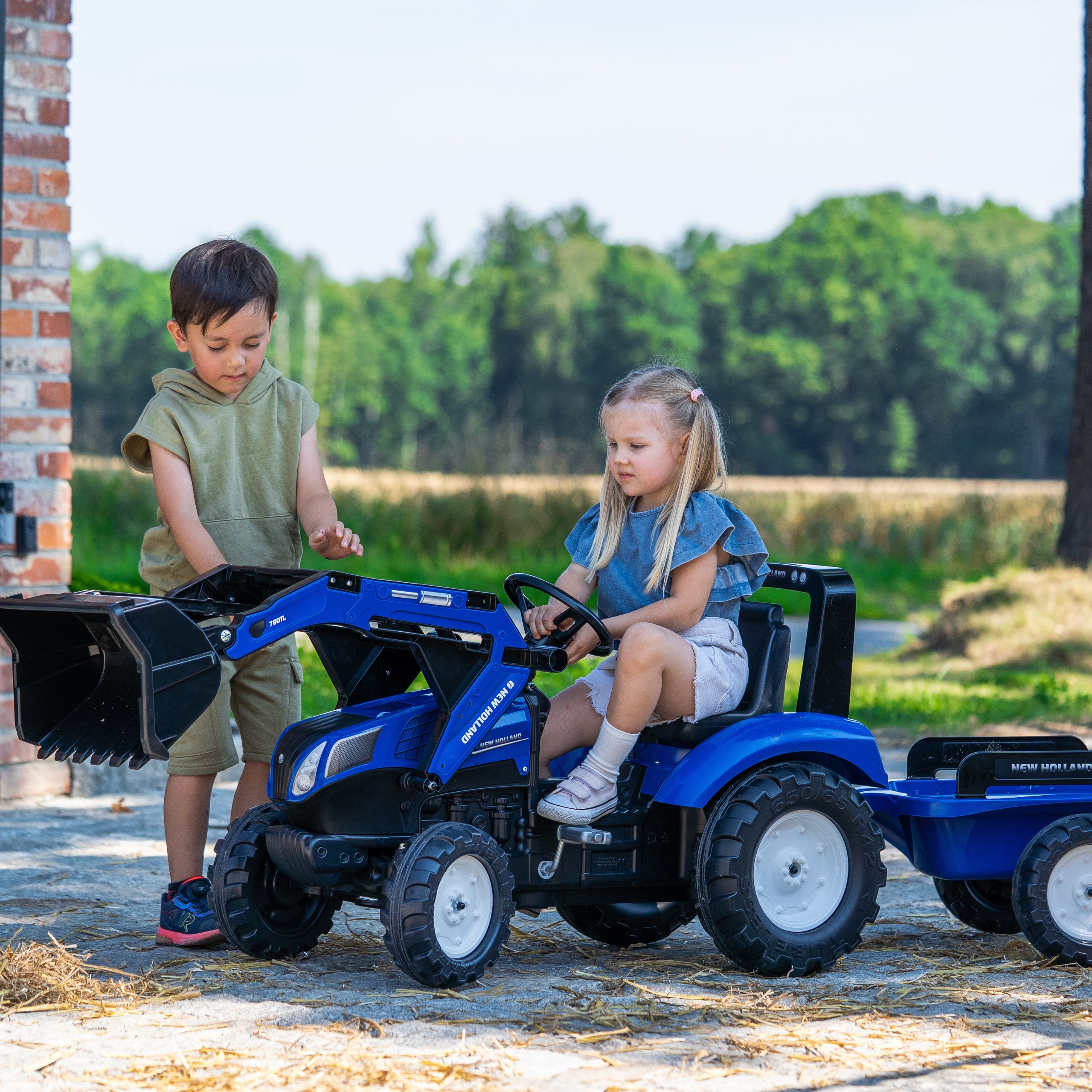 FALK New Holland T8 Pedal Tractor with Bucket and Trailer 3-7 years - Slika 2
