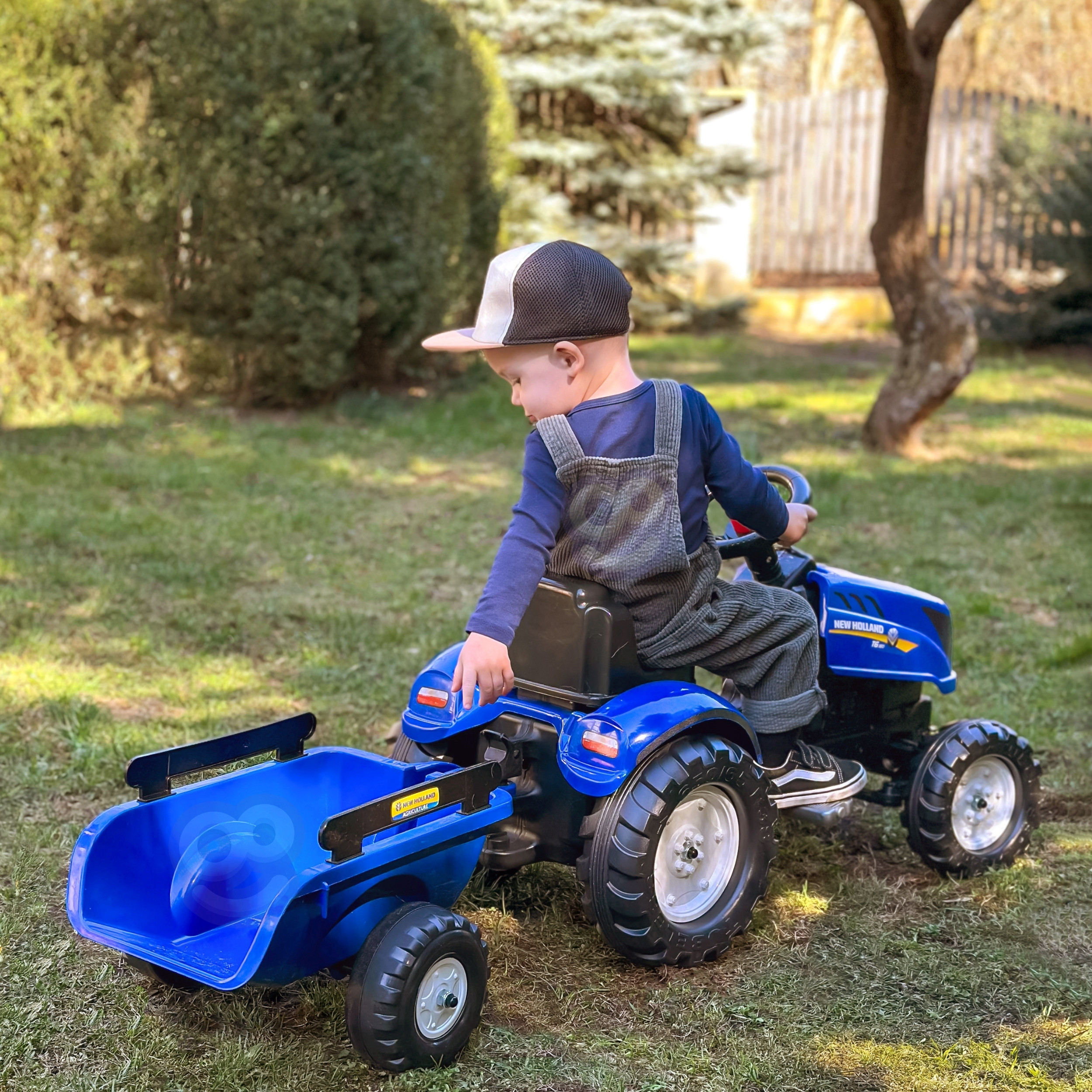 FALK New Holland Pedal Tractor with Trailer and Opening Bonnet 2-5 years - Slika 2