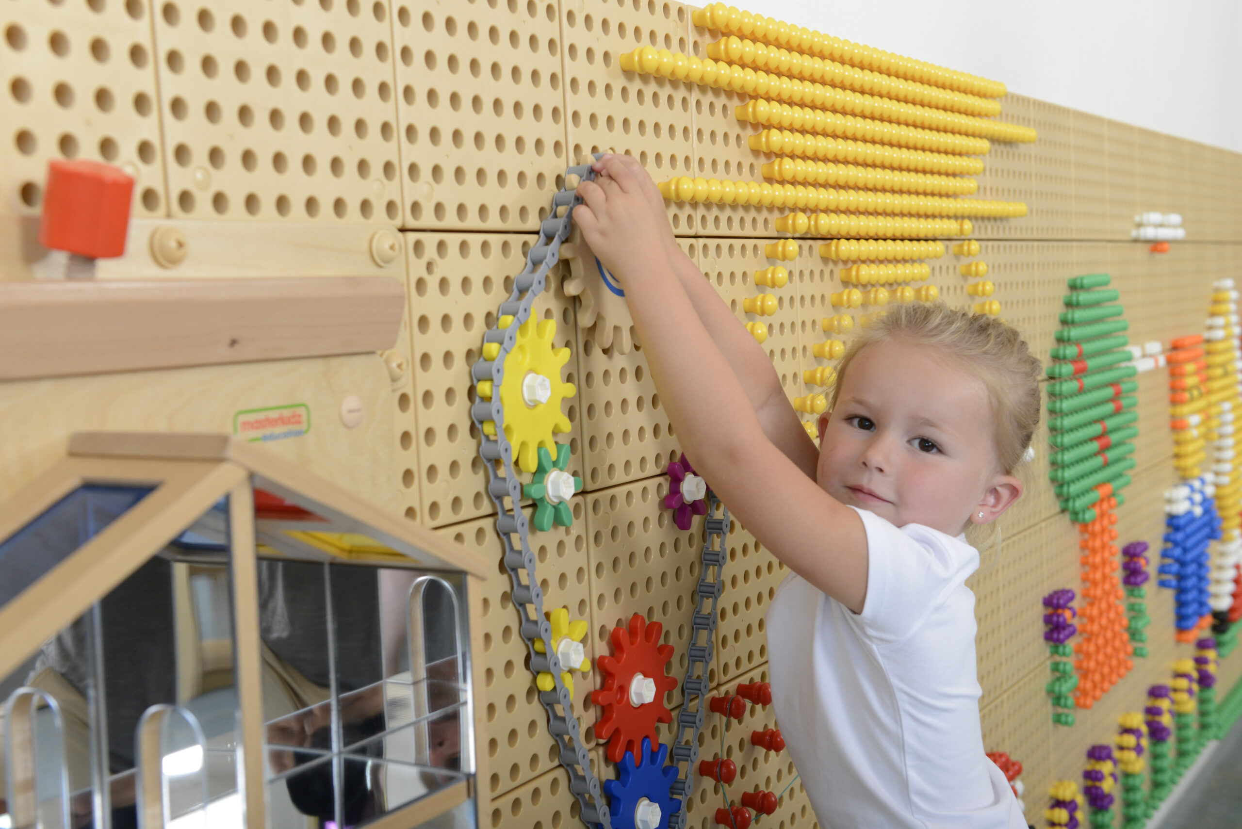 MASTERKIDZ Gears and Chain Wall Board 79 Pieces. Build your own mechanism. - Slika 2