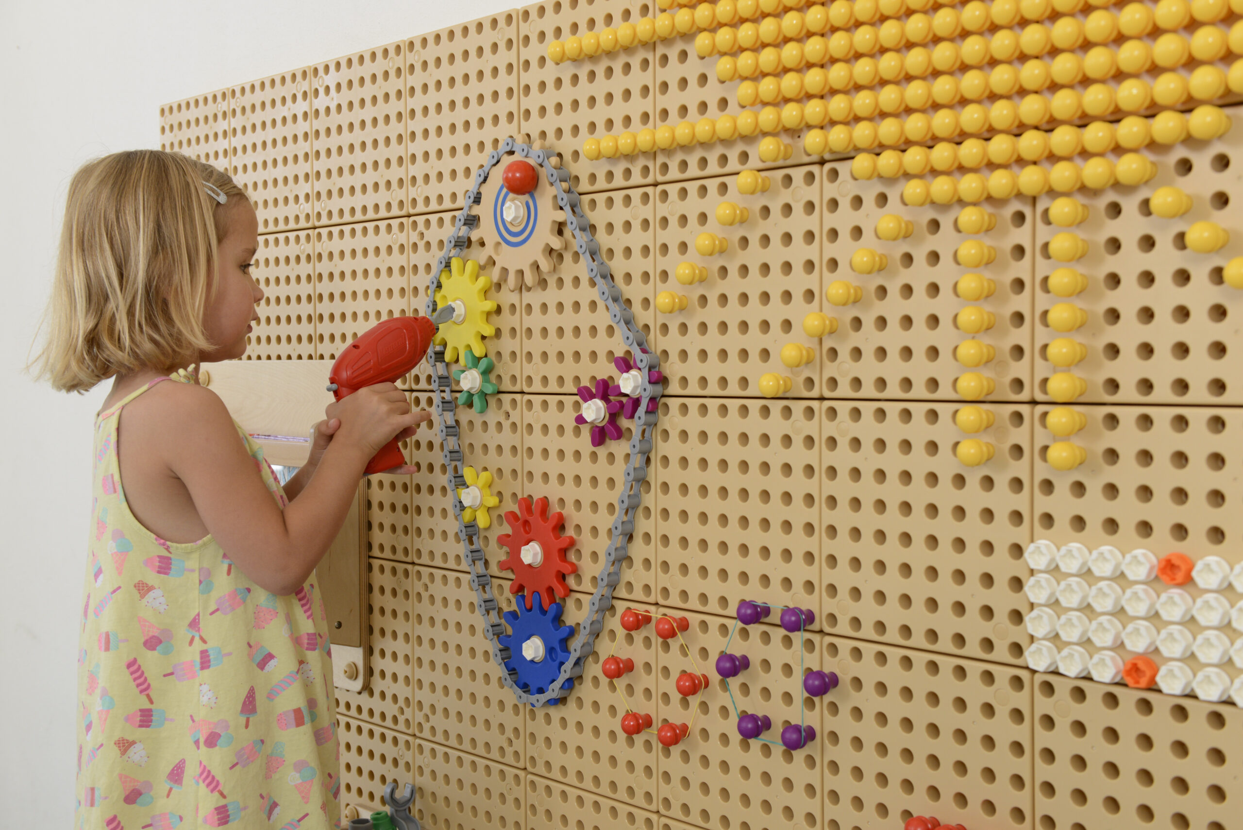 MASTERKIDZ Gears and Chain Wall Board 79 Pieces. Build your own mechanism. - Slika 4