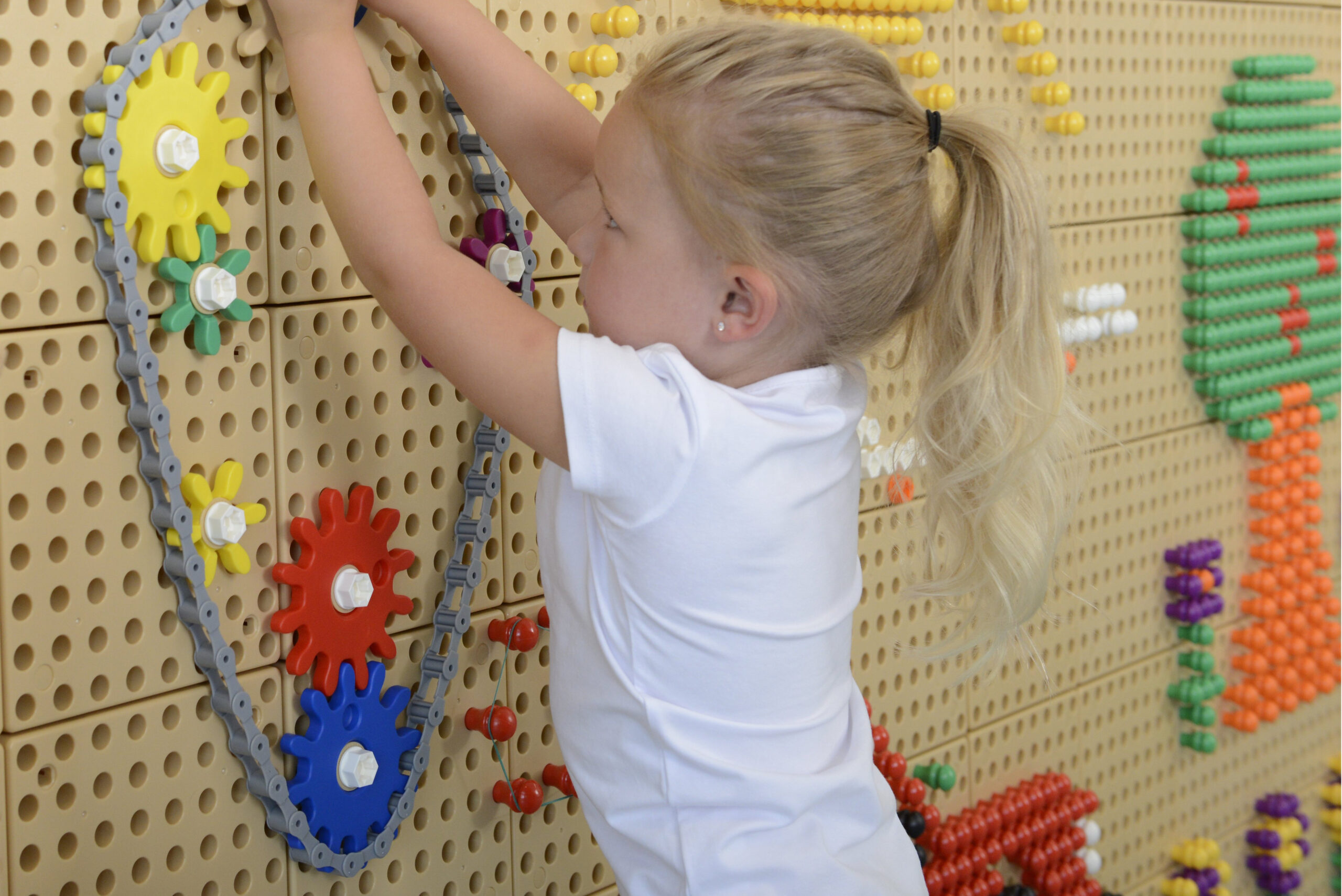 MASTERKIDZ Gears and Chain Wall Board 79 Pieces. Build your own mechanism. - Slika 5