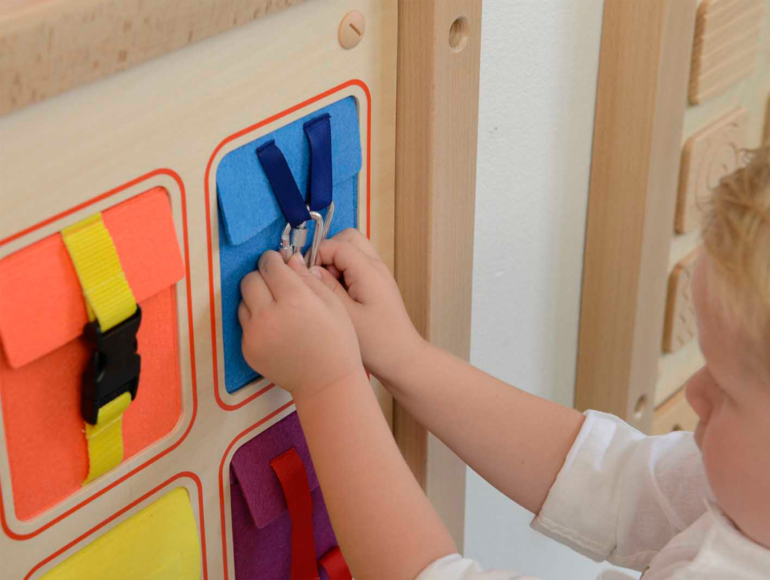 MASTERKIDZ Wooden Flex Wall Manipulation Board with Colorful Pockets, Buckles and Velcro - Slika 4