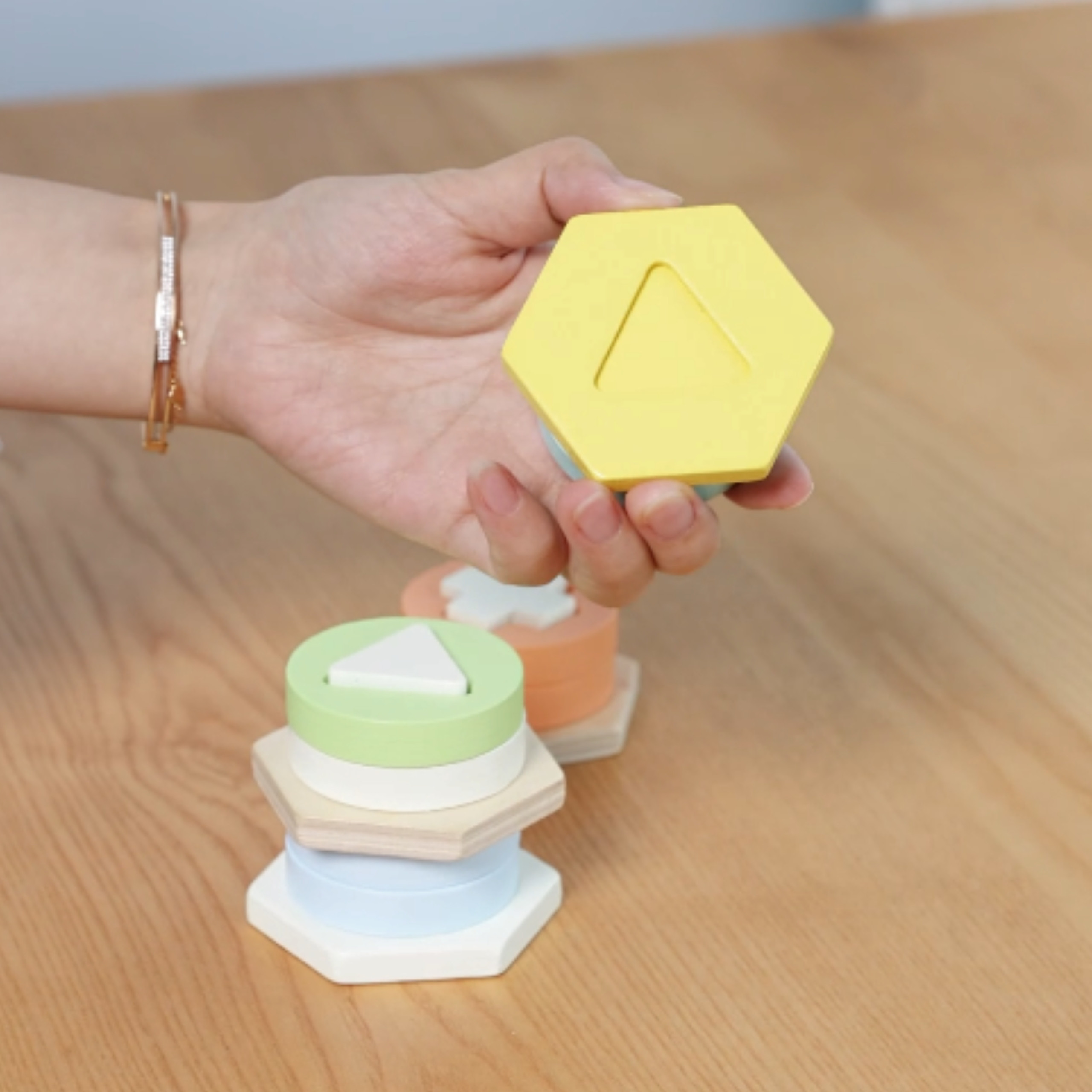 CLASSIC WORLD Montessori Shape and Color Sorter Puzzle Tower - Slika 5