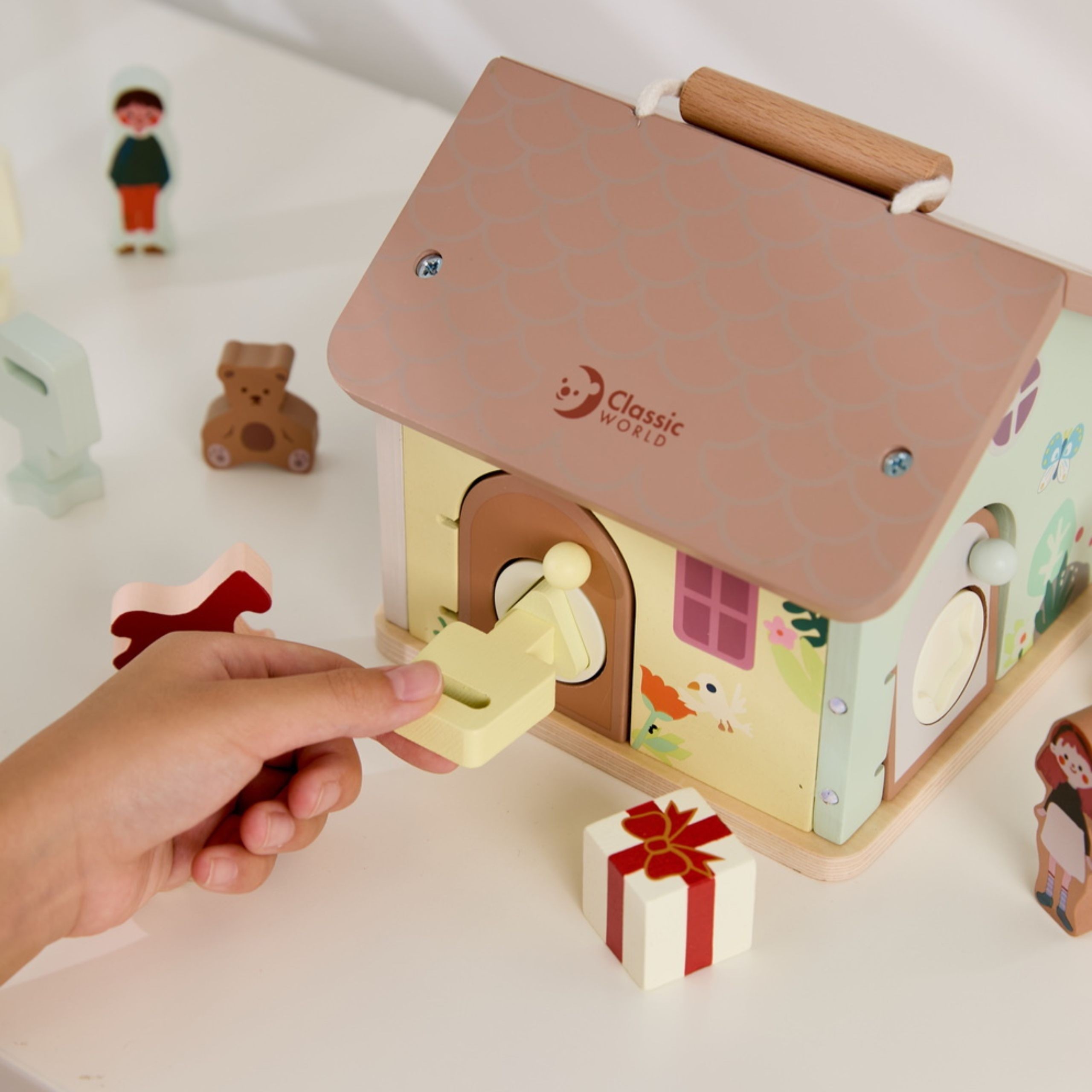 CLASSIC WORLD Wooden Sensory Educational House with Locks and Keys 11 pcs. - Slika 2