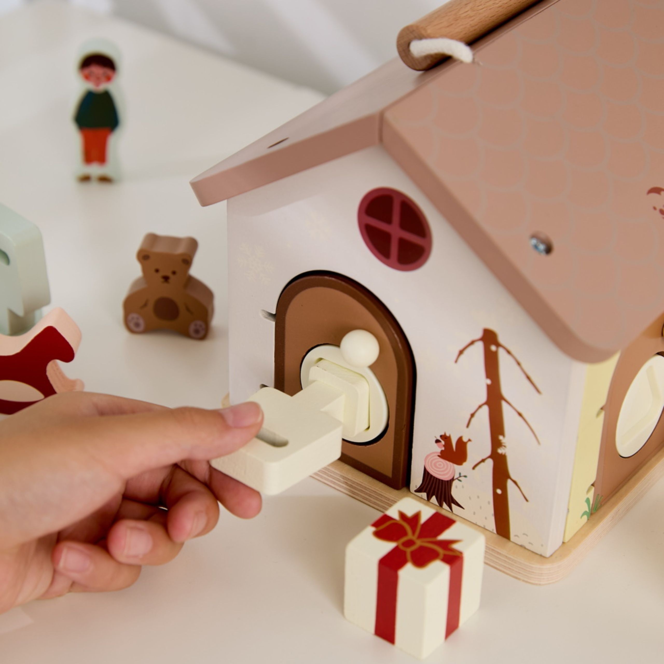 CLASSIC WORLD Wooden Sensory Educational House with Locks and Keys 11 pcs. - Slika 6