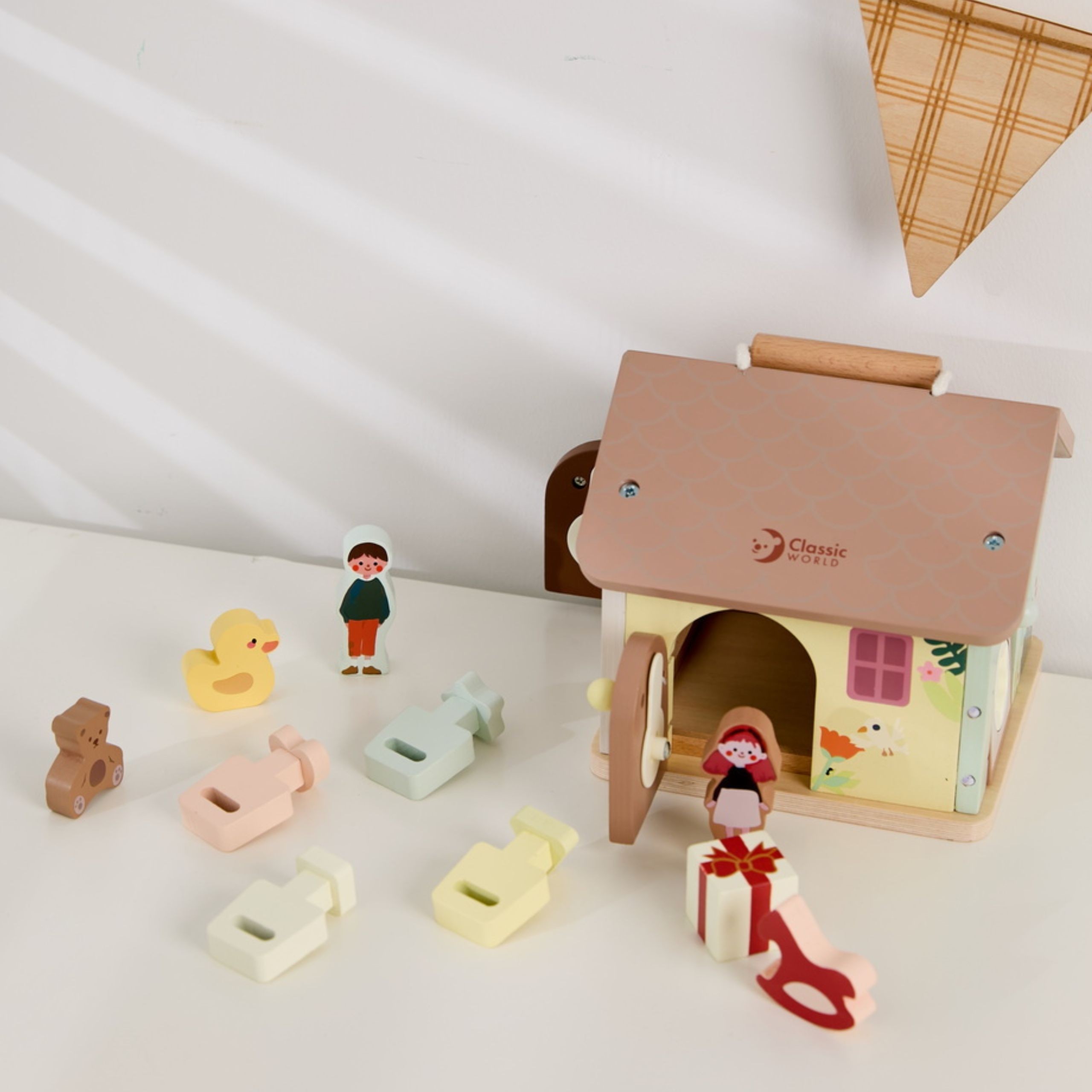 CLASSIC WORLD Wooden Sensory Educational House with Locks and Keys 11 pcs. - Slika 8