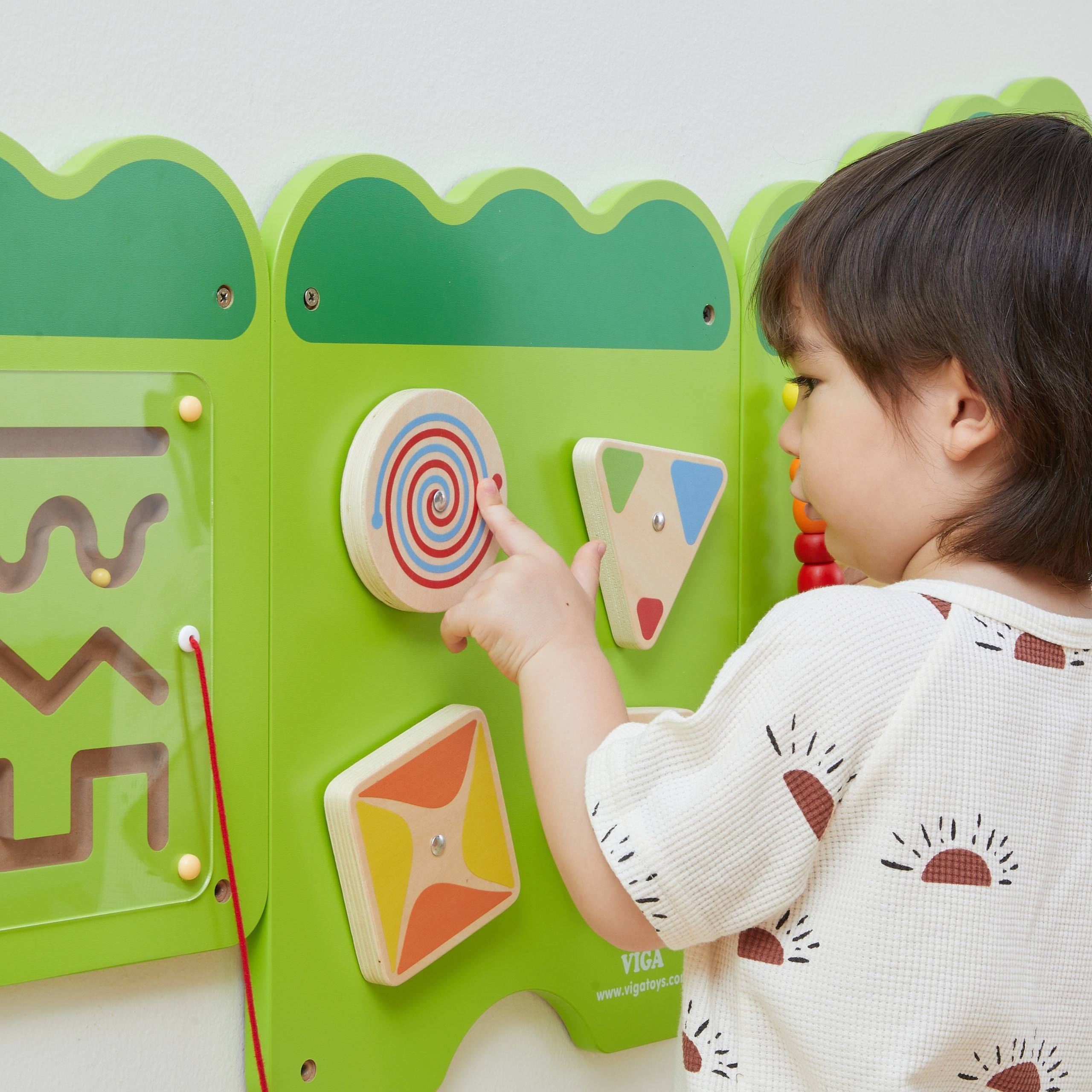 VIGA Crocodile Manipulative Sensory Board FSC Montessori Certificate - Slika 3