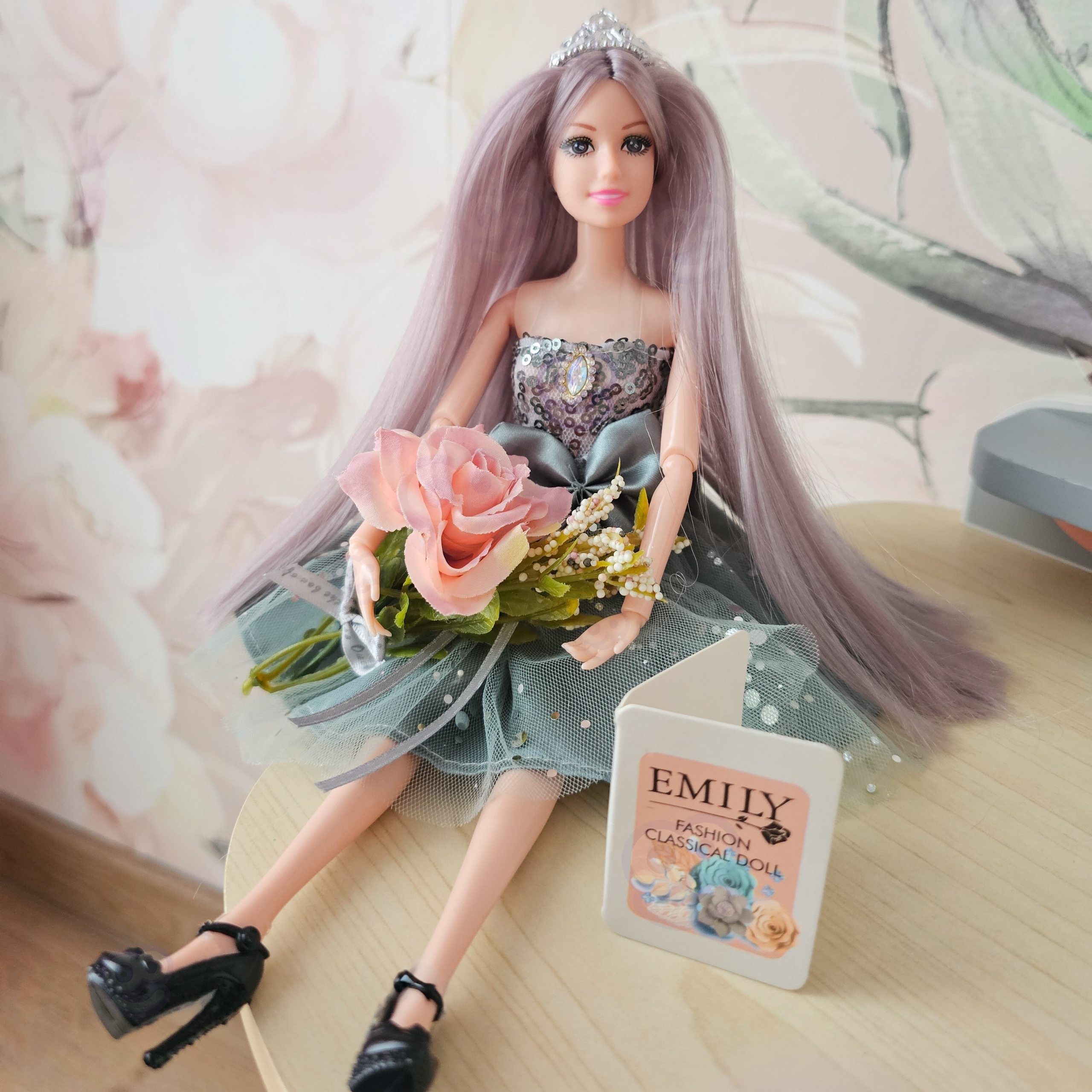 WOOPIE ROYAL Emi Doll in an Elegant Tulle Dress with a Bow and Bouquet - Slika 6
