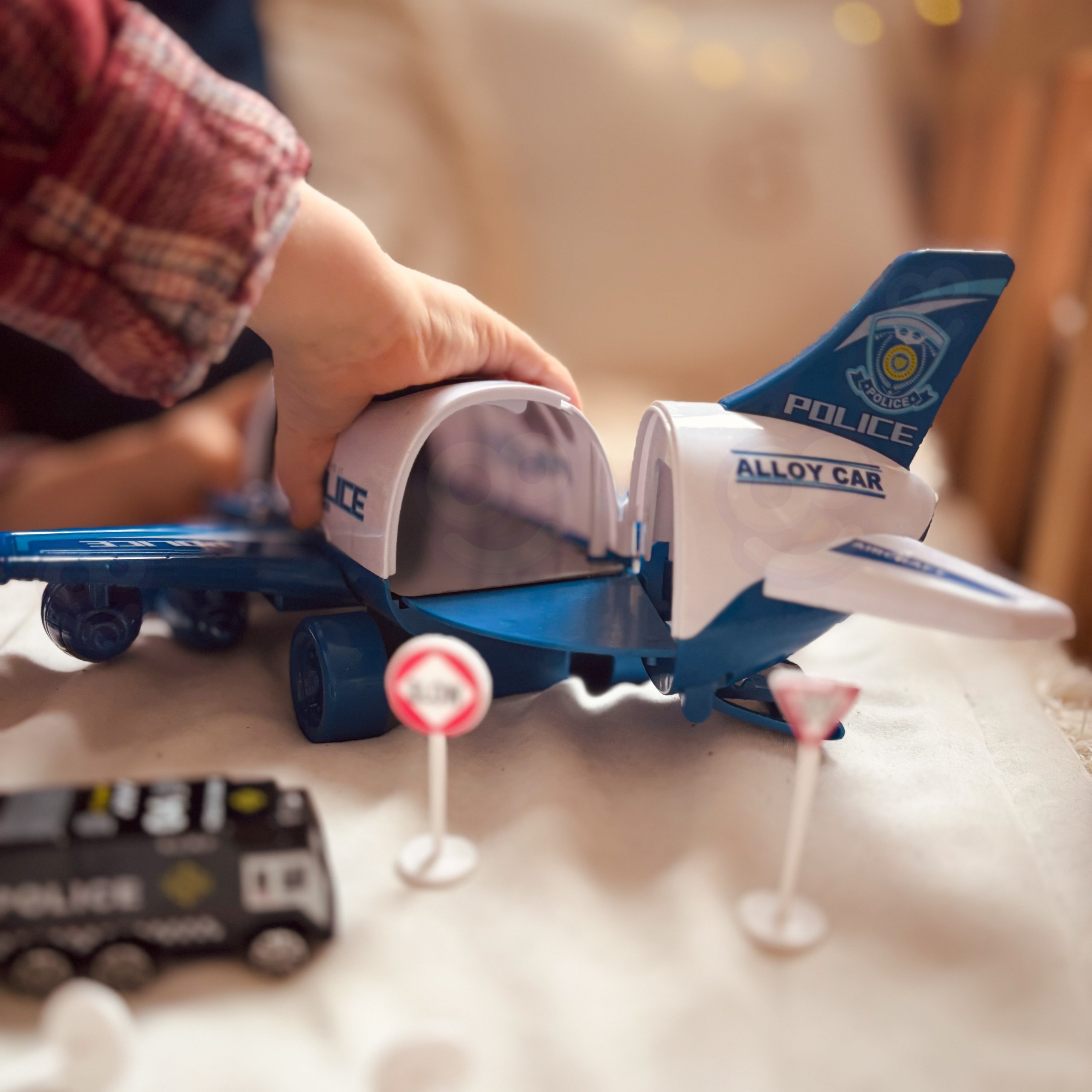 WOOPIE Foldable Police Plane Transporter with 3 Police Cars XL Set Road Signs - Slika 4