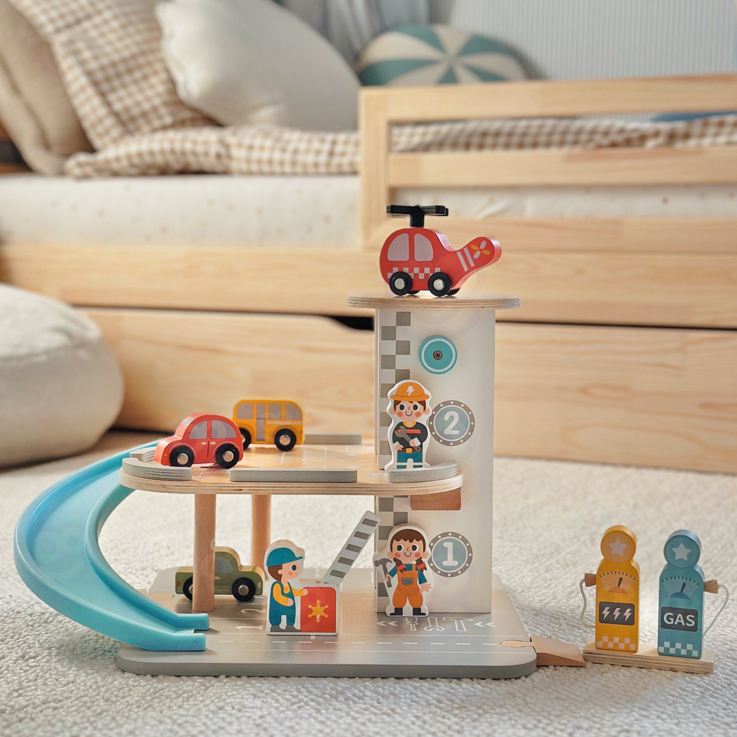 WOOPIE GREEN Wooden Parking Garage 2 in 1 Gas Station with Cars and Figures 12 pcs FSC - Slika 7