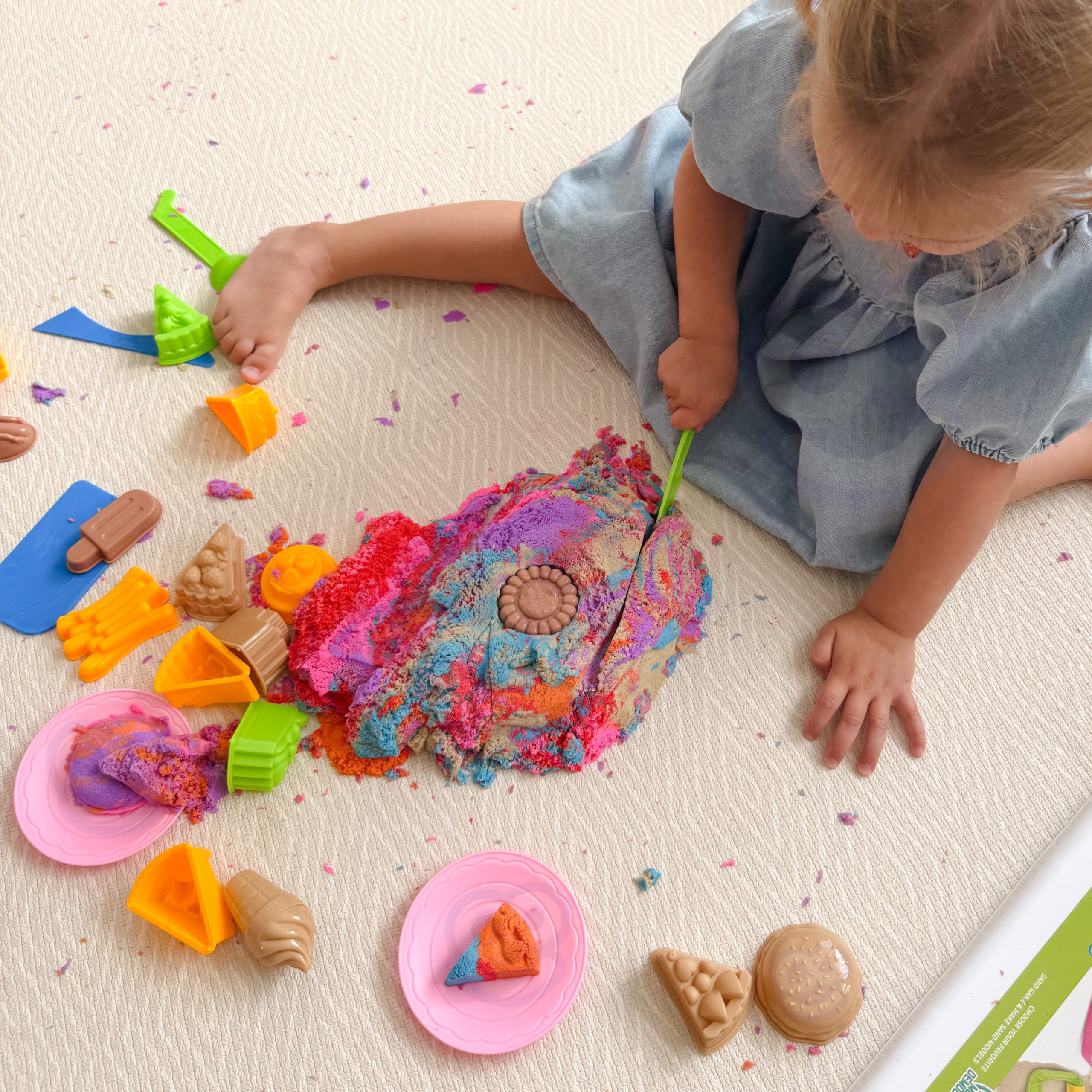 WOOPIE Kinetic Sand 6 Colors 1.2 kg Restaurant Table Set with Molds - Slika 4